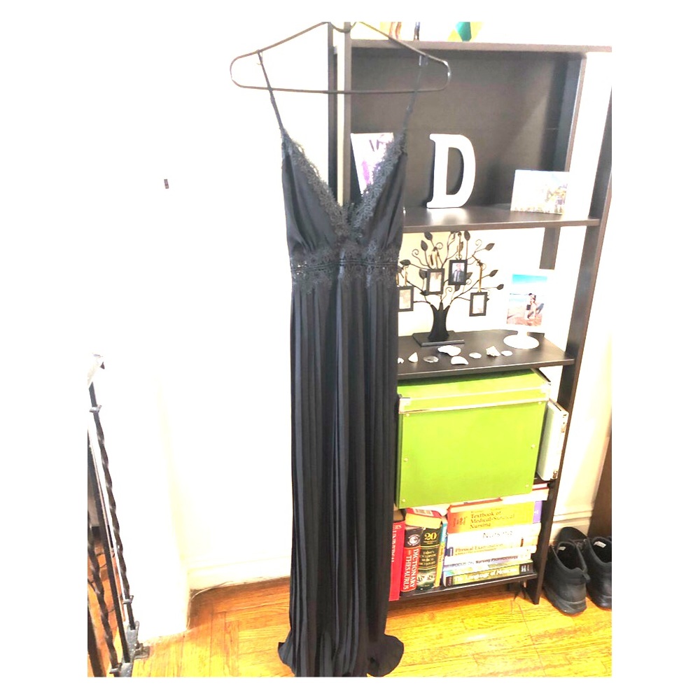 Black Lace Pleated Backless Maxi Dress